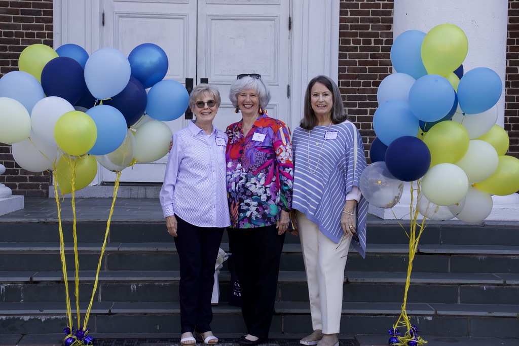 friends gather at Alumni Day
